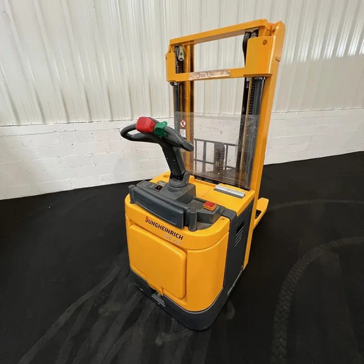 Gerbeur électrique 1400kg triplex 4300mm à vendre chez DYNALOC