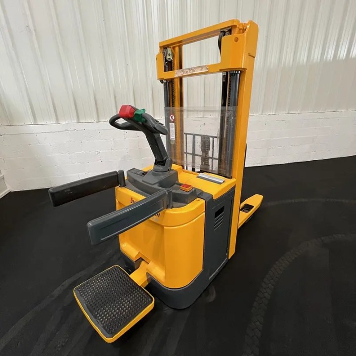Gerbeur électrique 1400kg triplex 4300mm à vendre chez DYNALOC