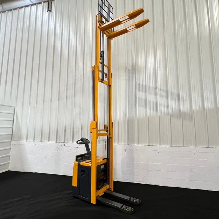 Gerbeur électrique 1400kg triplex 4300mm à vendre chez DYNALOC