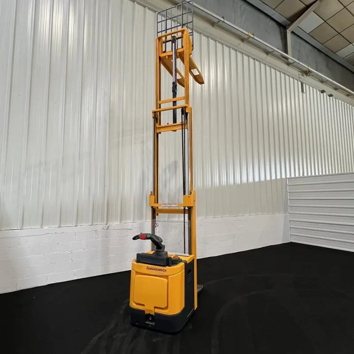 Gerbeur électrique 1400kg triplex 4300mm à vendre chez DYNALOC