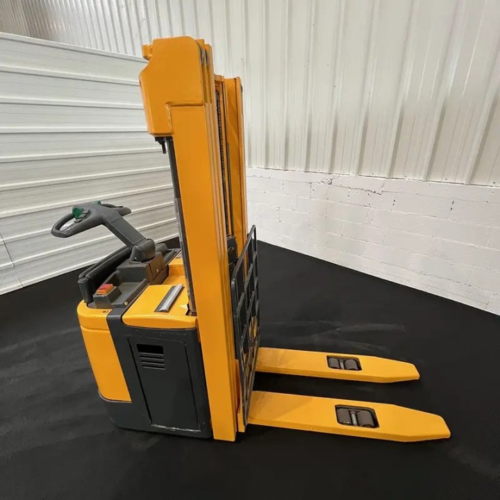 Gerbeur électrique 1400kg triplex 4300mm à vendre chez DYNALOC
