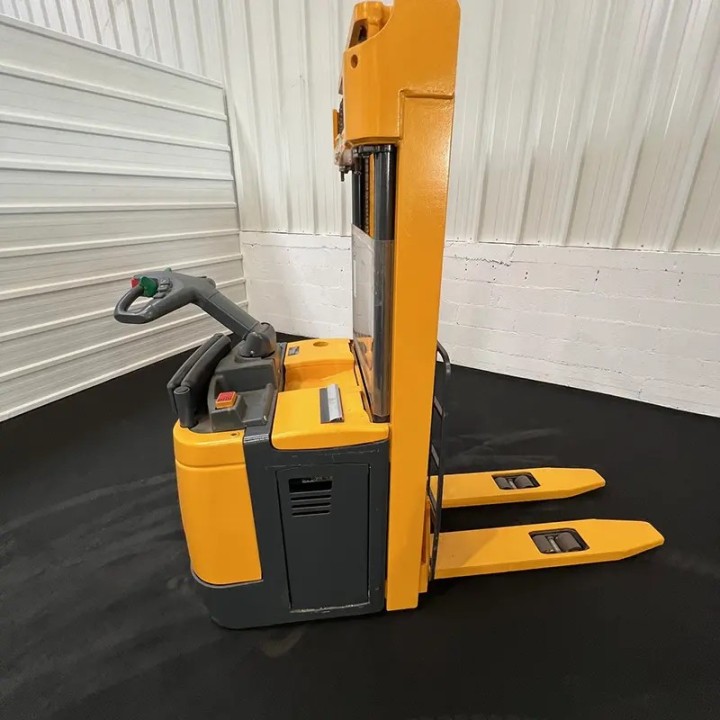 Gerbeur électrique 1400kg triplex 4300mm à vendre chez DYNALOC