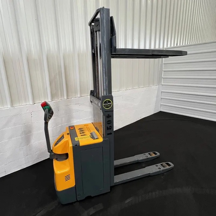 Transpalette Gerbeur électrique 2000kg duplex 1660mm à vendre chez DYNALOC