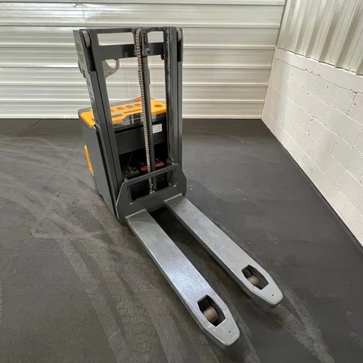 Transpalette Gerbeur électrique 2000kg duplex 1660mm à vendre chez DYNALOC