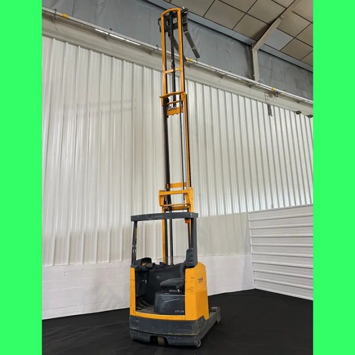 Chariot élévateur électrique rétractable 1400kg triplex 6800mm à vendre chez DYNALOC