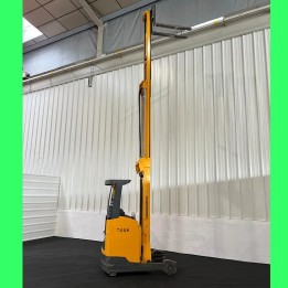 Chariot élévateur électrique rétractable 1400kg triplex 6800mm à vendre chez DYNALOC