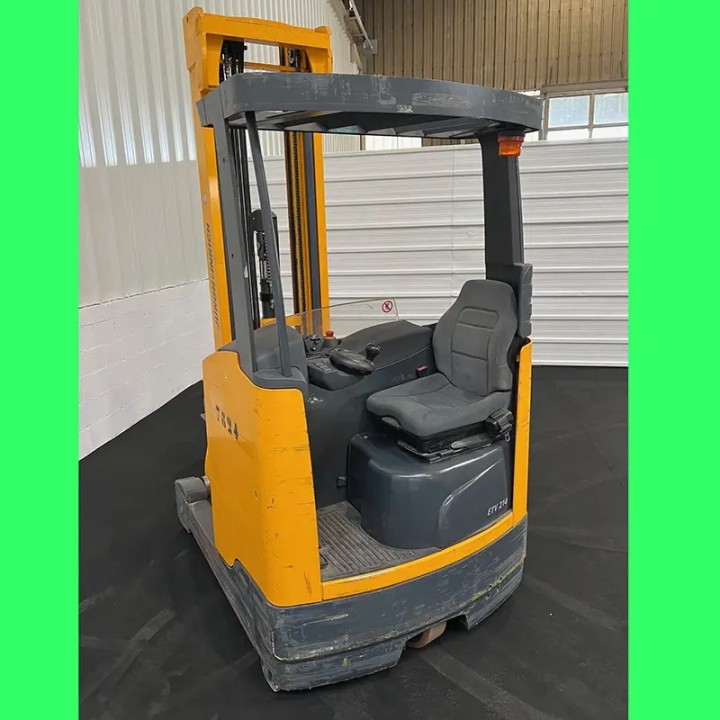 Chariot élévateur électrique rétractable 1400kg triplex 6800mm à vendre chez DYNALOC