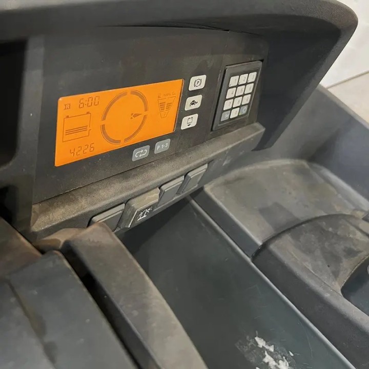 Chariot élévateur électrique rétractable 1400kg triplex 6800mm à vendre chez DYNALOC