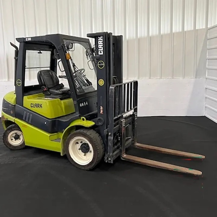Chariot élévateur diesel 3000kg triplex 4800mm à vendre chez Dynaloc
