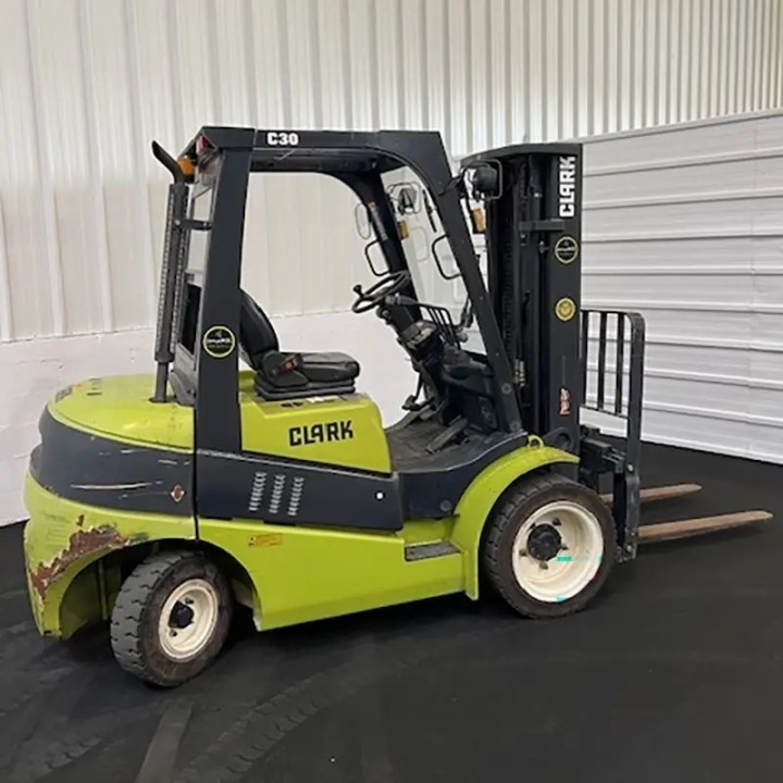 Chariot élévateur diesel 3000kg triplex 4800mm à vendre chez Dynaloc