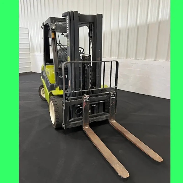 Chariot élévateur diesel 3000kg triplex 4800mm à vendre chez Dynaloc