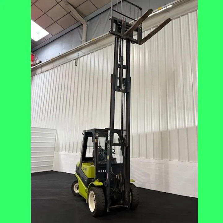Chariot élévateur diesel 3000kg triplex 4800mm à vendre chez Dynaloc