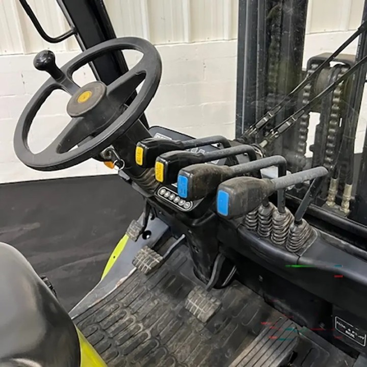 Chariot élévateur diesel 3000kg triplex 4800mm à vendre chez Dynaloc