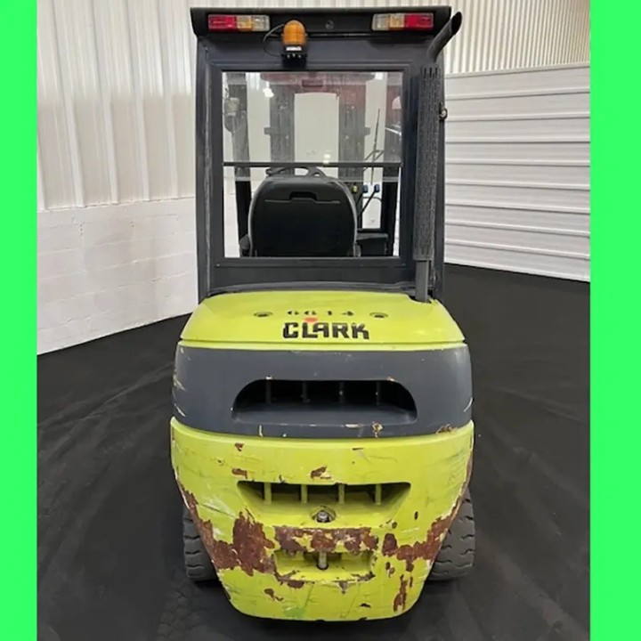 Chariot élévateur diesel 3000kg triplex 4800mm à vendre chez Dynaloc