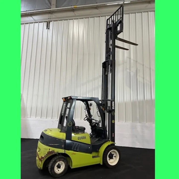 Chariot élévateur diesel 3000kg triplex 4800mm à vendre chez Dynaloc