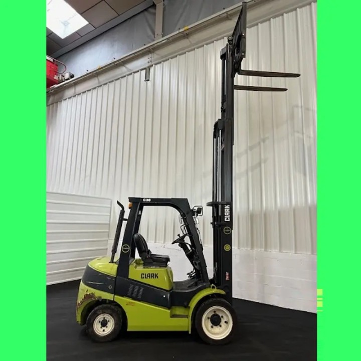 Chariot élévateur diesel 3000kg triplex 4800mm à vendre chez Dynaloc