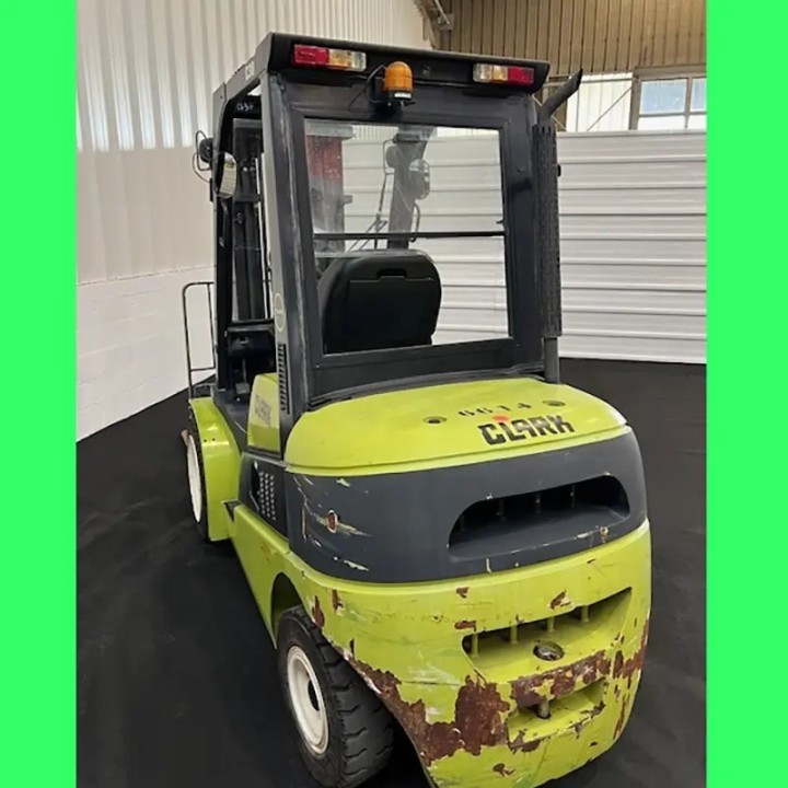 Chariot élévateur diesel 3000kg triplex 4800mm à vendre chez Dynaloc