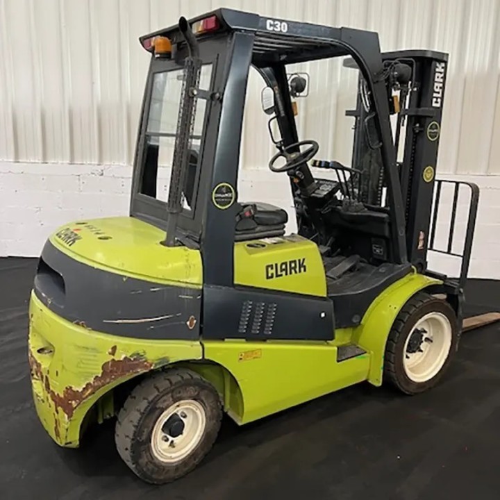 Chariot élévateur diesel 3000kg triplex 4800mm à vendre chez Dynaloc
