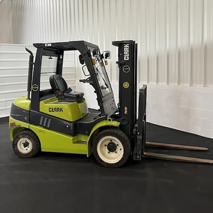 Chariot élévateur diesel 3000kg triplex 4800mm à vendre chez Dynaloc