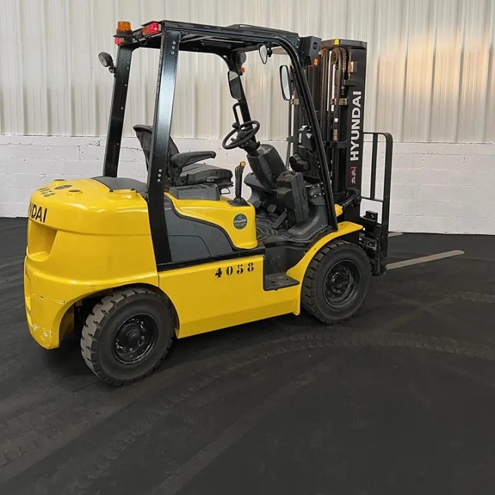 Chariot élévateur diesel 2500kg triplex 4700mm à vendre chez Dynaloc