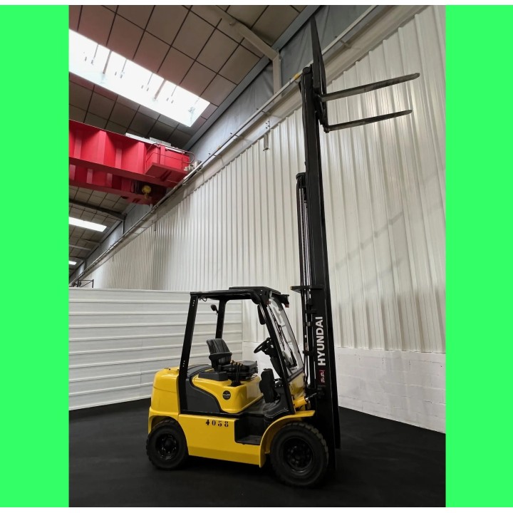 Chariot élévateur diesel 2500kg triplex 4700mm à vendre chez Dynaloc
