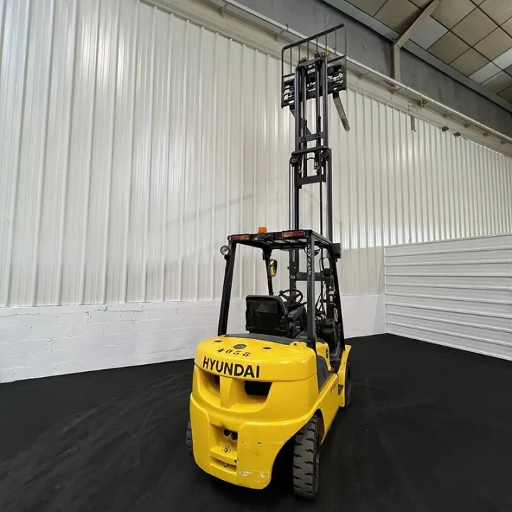 Chariot élévateur diesel 2500kg triplex 4700mm à vendre chez Dynaloc