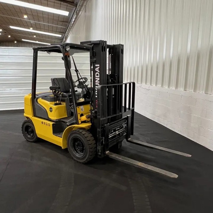 Chariot élévateur diesel 2500kg triplex 4700mm à vendre chez Dynaloc