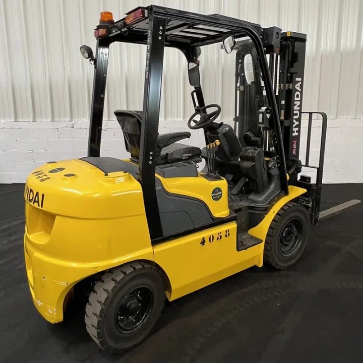 Chariot élévateur diesel 2500kg triplex 4700mm à vendre chez Dynaloc