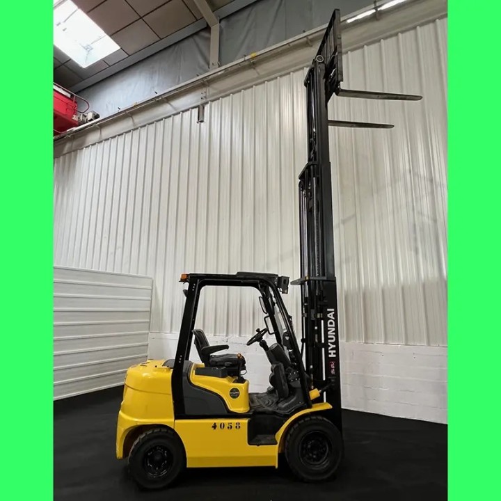 Chariot élévateur diesel 2500kg triplex 4700mm à vendre chez Dynaloc