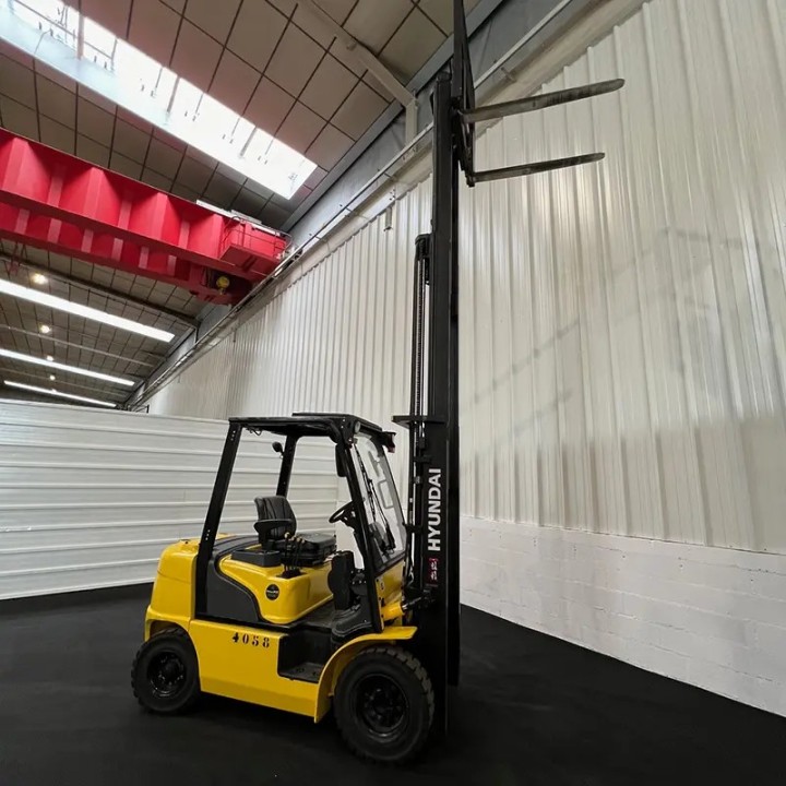 Chariot élévateur diesel 2500kg triplex 4700mm à vendre chez Dynaloc