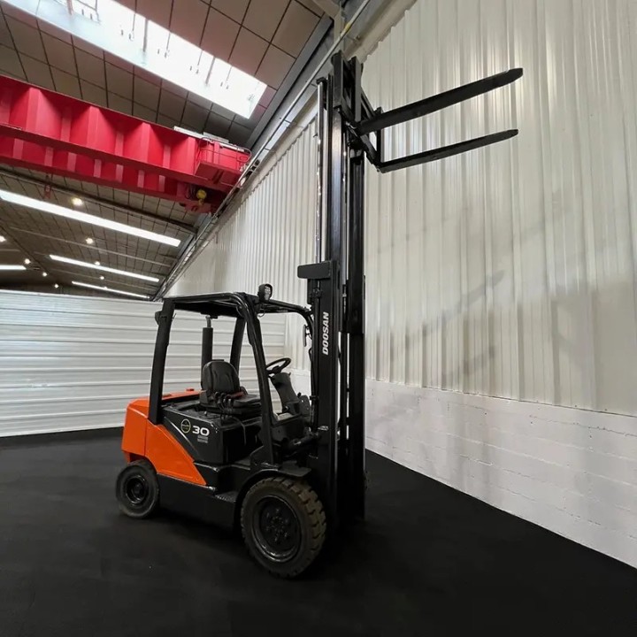 Chariot élévateur diesel, capacité 3000kg, hauteur d'élévation 3500mm, mât duplex, marque DOOSAN, à vendre