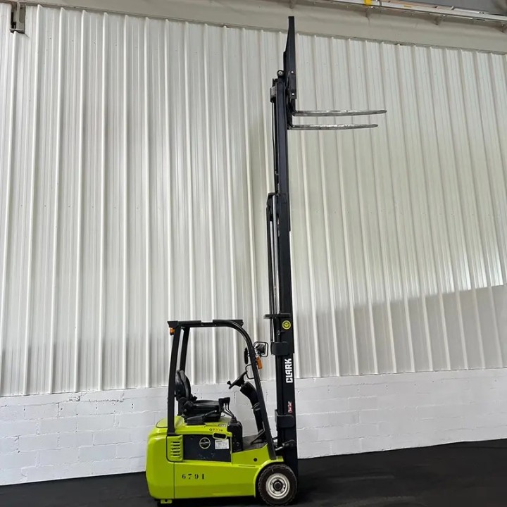 CHARIOT ELEVATEUR ELECTRIQUE occasion  3ROUES 1600KG TRIPLEX 4780mm CLARK GTX16 à vendre chez DYNALOC N°REF006791
