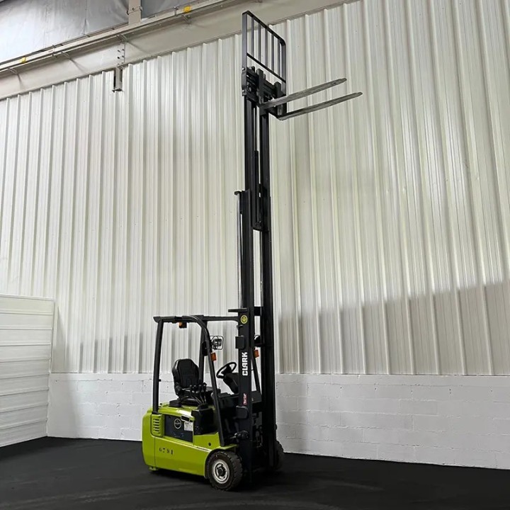 CHARIOT ELEVATEUR ELECTRIQUE occasion  3ROUES 1600KG TRIPLEX 4780mm CLARK GTX16 à vendre chez DYNALOC N°REF006791