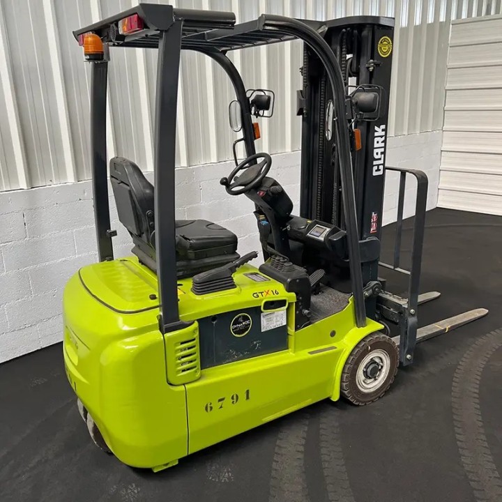CHARIOT ELEVATEUR ELECTRIQUE occasion  3ROUES 1600KG TRIPLEX 4780mm CLARK GTX16 à vendre chez DYNALOC N°REF006791