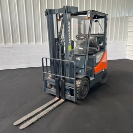 Chariot élévateur gaz 2000kg Duplex 3300mm à vendre chez Dynaloc