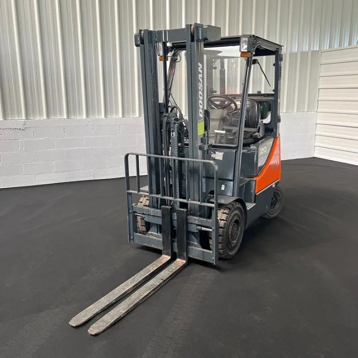 Chariot élévateur gaz 2000kg Duplex 3300mm à vendre chez Dynaloc