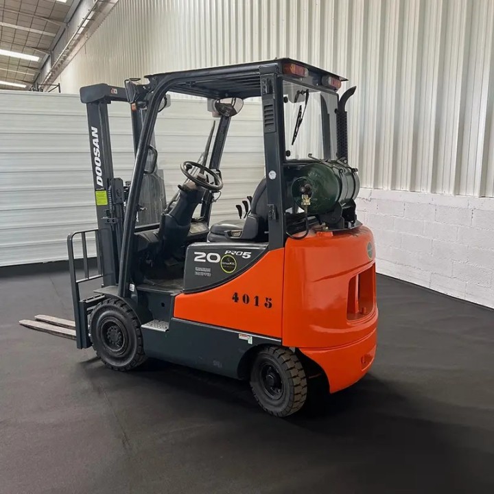 Chariot élévateur gaz 2000kg Duplex 3300mm à vendre chez Dynaloc