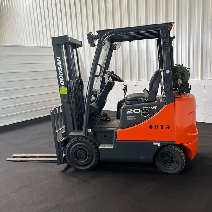 Chariot élévateur gaz 2000kg Duplex 3300mm à vendre chez Dynaloc