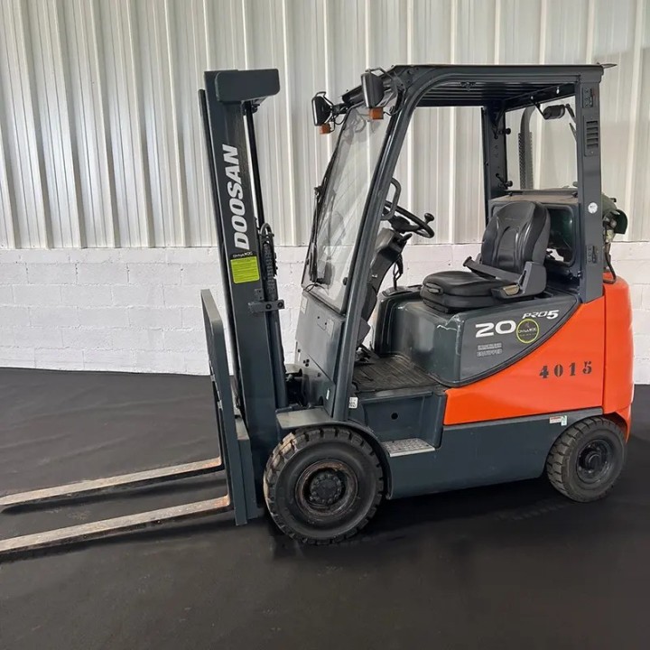 Chariot élévateur gaz 2000kg Duplex 3300mm à vendre chez Dynaloc