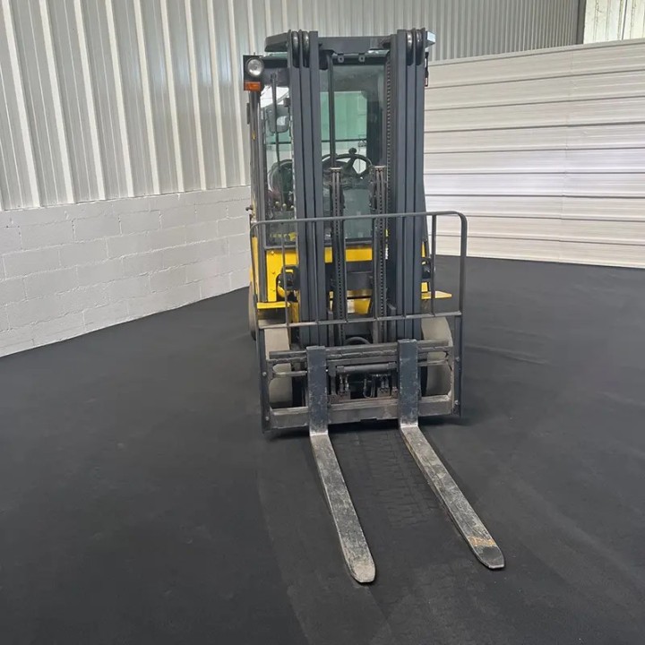 Chariot élévateur gaz 2500kg triplex 4700mm à vendre chez Dynaloc