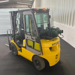 Chariot élévateur gaz 2500kg triplex 4700mm à vendre chez Dynaloc