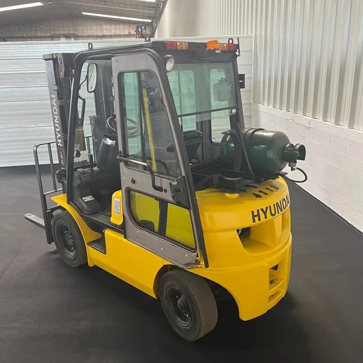 Chariot élévateur gaz 2500kg triplex 4700mm à vendre chez Dynaloc