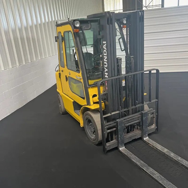 Chariot élévateur gaz 2500kg triplex 4700mm à vendre chez Dynaloc