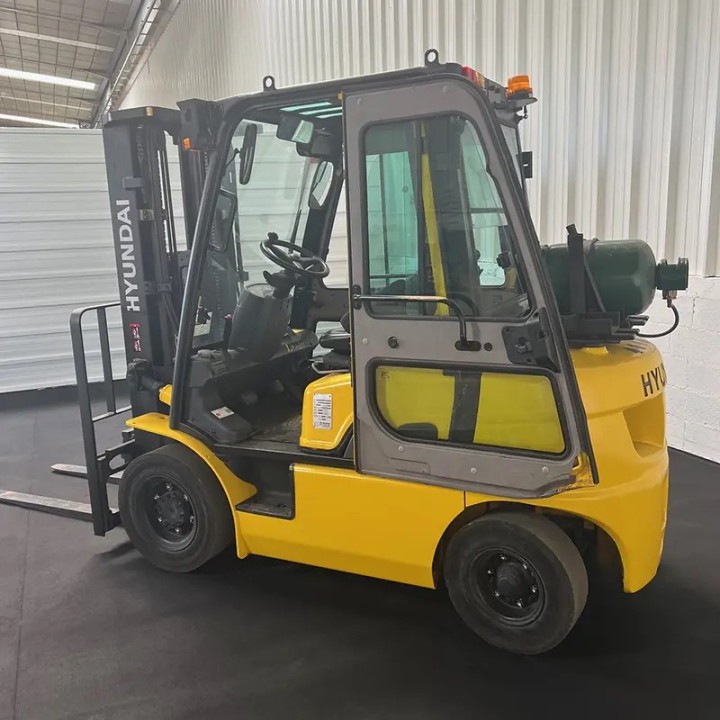 Chariot élévateur gaz 2500kg triplex 4700mm à vendre chez Dynaloc