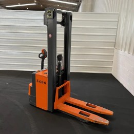 Gerbeur électrique 1600kg triplex 5250mm à vendre chez DYNALOC