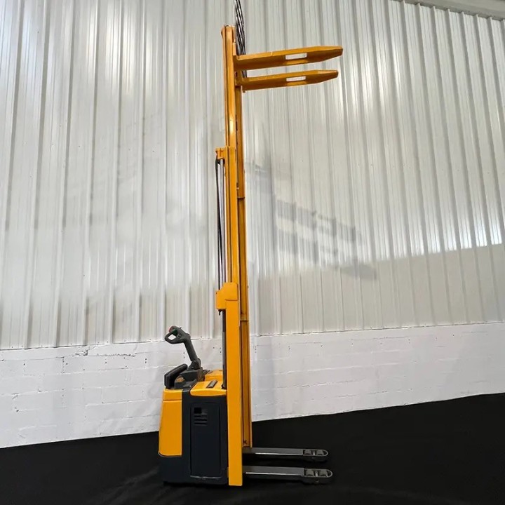 Gerbeur électrique 1400kg triplex 4300mm à vendre chez DYNALOC