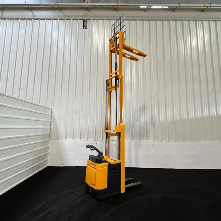 Gerbeur électrique 1400kg triplex 4300mm à vendre chez DYNALOC